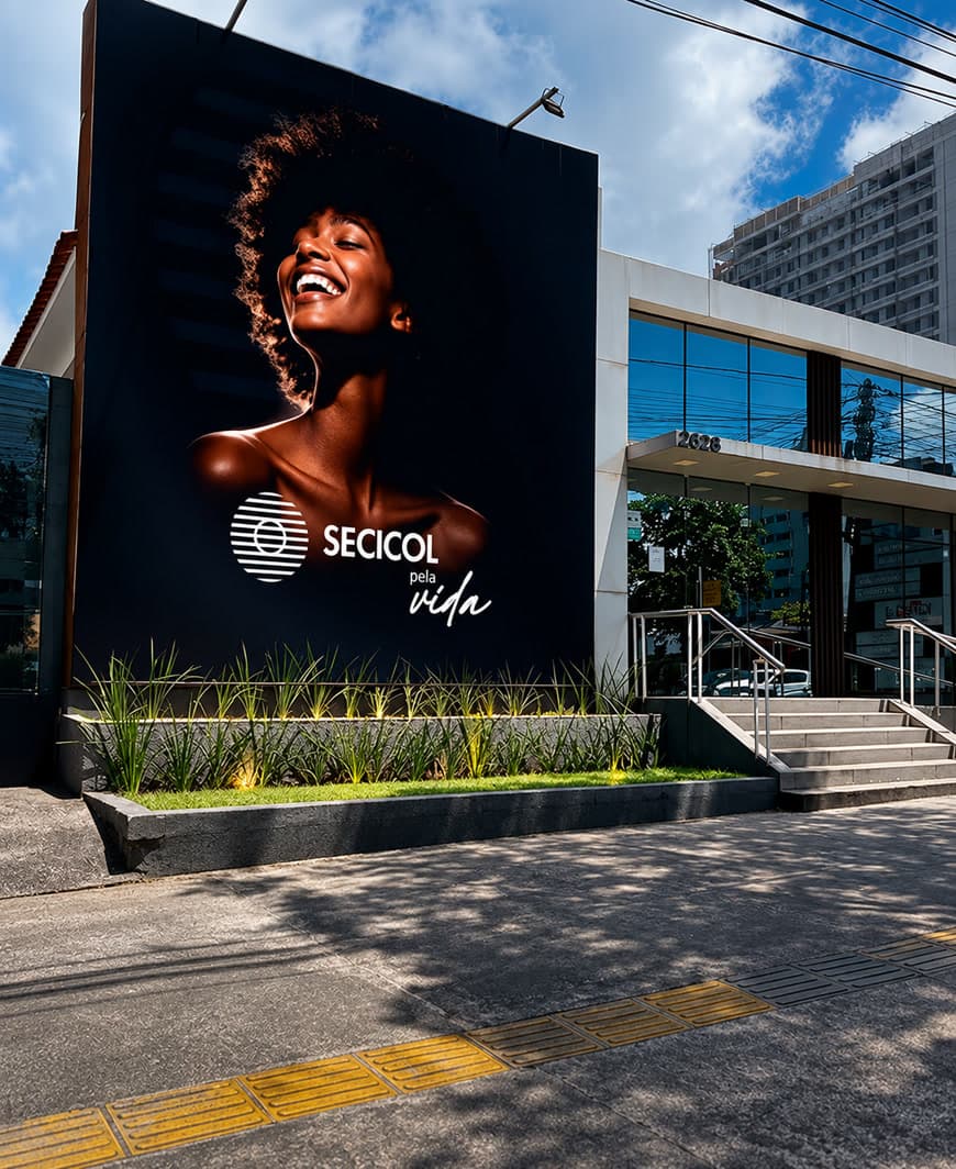 Fachada da SECICOL na Av. Epitácio Pessoa, 2828, com painel institucional e acessibilidade